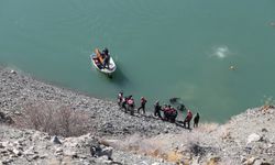 Van’da otomobil baraj gölüne uçtu: 3 kişi aranıyor!