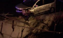 Virajı alamayan otomobil, evin damına düştü: 4 yaralı