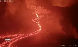 Hawaii'deki Kilauea Yanardağı'nda patlama öncesi lav akıntıları kameralara yansıdı