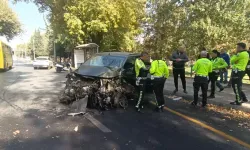 Önce refüje sonra direğe çarpan hafif ticari aracın sürücüsü ağır yaralandı