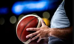Basketbol maçında hakeme kafa attı