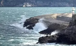 Bartın'da fırtına; dalga boyu 3 metreye ulaştı