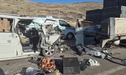 Hafif ticari aracın TIR'a arkadan çarptığı kazada: 3 ölü