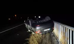 Gümüşhane'de otomobil, bariyerlere çarpıp ters döndü: 2'si çocuk 5 yaralı