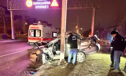 Otomobil trambüs direğine çarptı: 1 ölü, 1 yaralı