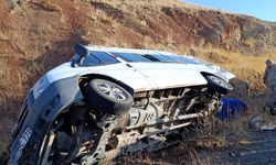 Erzurum'da öğretmenleri taşıyan servis devrildi: 1'i çocuk 7 kişi yaralandı