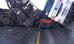 Ardahan'da iki tır ve otomobil çarpıştı