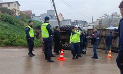 Belediye görevlisi, devrilen traktörde can verdi