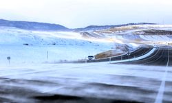 Ardahan-Şavşat kara yolu kar ve tipi nedeniyle araç geçişine kapatıldı