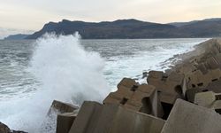 Amasra'da kuvvetli rüzgar; dalga boyu 3 metreyi buldu