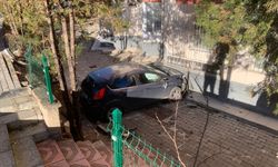 Apartmanın bahçesine uçan otomobildeki 4 kişi yaralandı