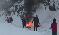 Artvin’de kar nedeniyle araçlar yolda kaldı, sürücüler ateş yakıp ısındı