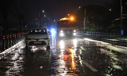 İstanbul'da sağanak: Bazı iş yeri ve evleri su bastı!