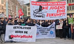 Almanya’da zorunlu askerlik onaylandı, gençler sokakta