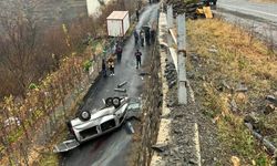 Bariyeri aşıp alt yola düşen hafif ticari araçtaki 3 kişi öldü
