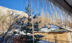 Başkale'de dondurucu soğuklar; 2 metre uzunluğunda buz sarkıtları oluştu