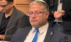 İsrail’de aşırı sağcılar, meclise 'yağlı urgan' rozetiyle girdi