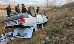Çorum’da yoldan çıkan otomobil tarlaya yuvarlandı; 2 yaralı