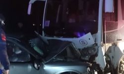 Gönen'de işçi servis midibüsü ile otomobil çarpıştı: 1 ölü, 8 yaralı