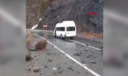 Artvin'de yamaçtan kopan kaya minibüse isabet etti: Olay yerinden görüntüler