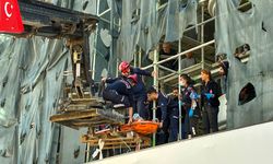 İnşaatın 5'inci katından 2'nci kata düşen işçi, iş makinesiyle indirildi