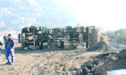 Hafriyat kamyonu moloz dökümü sırasında devrildi; şoför yaralandı