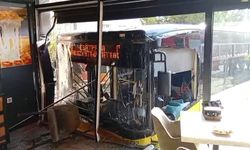 Üsküdar'da İETT otobüsü börekçiye girdi: 4 yaralı