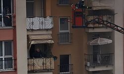 İtfaiye eri kendi hava maskesini, yangında mahsur kalan kişiye vererek kurtardı