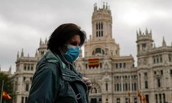 İspanya’da salgın alarmı: Maske ve evden çalışmaya dönülüyor!