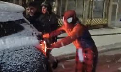 Karda mahsur kalan sürücünün yardımına 'Örümcek Adam' yetişti