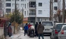 Kayınpederinin ağır yaraladığı damat, göğsündeki bıçakla hastaneye kaldırıldı