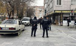 Psikolojik sorunları olan hırdavatçı sokakta gördüğü 3 kişiyi bıçakladı!