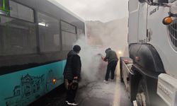 Kaza nedeniyle duran otobüse çarpan otomobil alev aldı