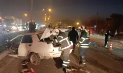 Hatay'da tırla çarpışan otomobil ikiye bölündü