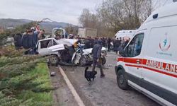 Kamyonla çarpışan otomobil ikiye bölündü: 1 ölü, 2 yaralı