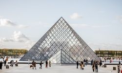 Louvre Müzesi’nde su sızıntısı: Yüzlerce kitap hasar gördü