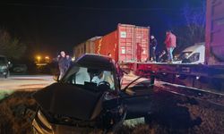 Malatya'da yük treni otomobile çarptı: 5 yaralı