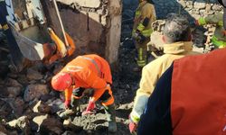 Manisa'da evi yanan kadının enkazda cansız bedenine ulaşıldı