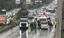 Maltepe'de havalimanı çalışanlarını taşıyan servis minibüsü devrildi