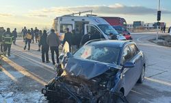 Öğrenci servis minibüsü ile otomobil çarpıştı: 9 yaralı