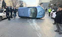 Park halindeki araçlara çarpan otomobil takla attı: 2 yaralı