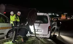 Polisten kaçarken kaza yapan minibüste 20 kaçak göçmen yakalandı