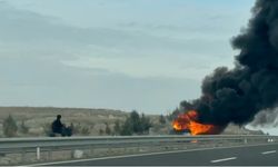 Seyir halindeki otobüste yangın çıktı, yolcular tahliye edildi