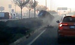 Makas atan aracın çarptığı otomobil devrildi