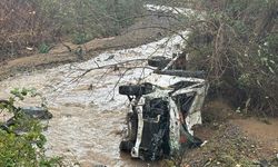 Sarıyer'de yolun çökmesi sonucu pikap ile kamyonet dereye düştü