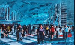 ‘Şehrin Yüzleri’ temasıyla modern şehirde yalnızlığı resmediyor