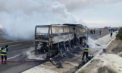 Seyir halindeki otobüste yangın çıktı, yolcular tahliye edildi