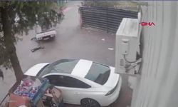 Kamyonetin altında kalan skuter sürücüsü öldü; kaza kamerada