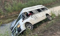 Tarım işçilerini taşıyan minibüs, sulama kanalına devrildi; 18 yaralı