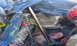 Bariyerlere çarpan TIR’da sıkışan sürücüyü itfaiye kurtardı